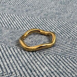 NWOT Goop Waterproof Wavy Stackable Ring